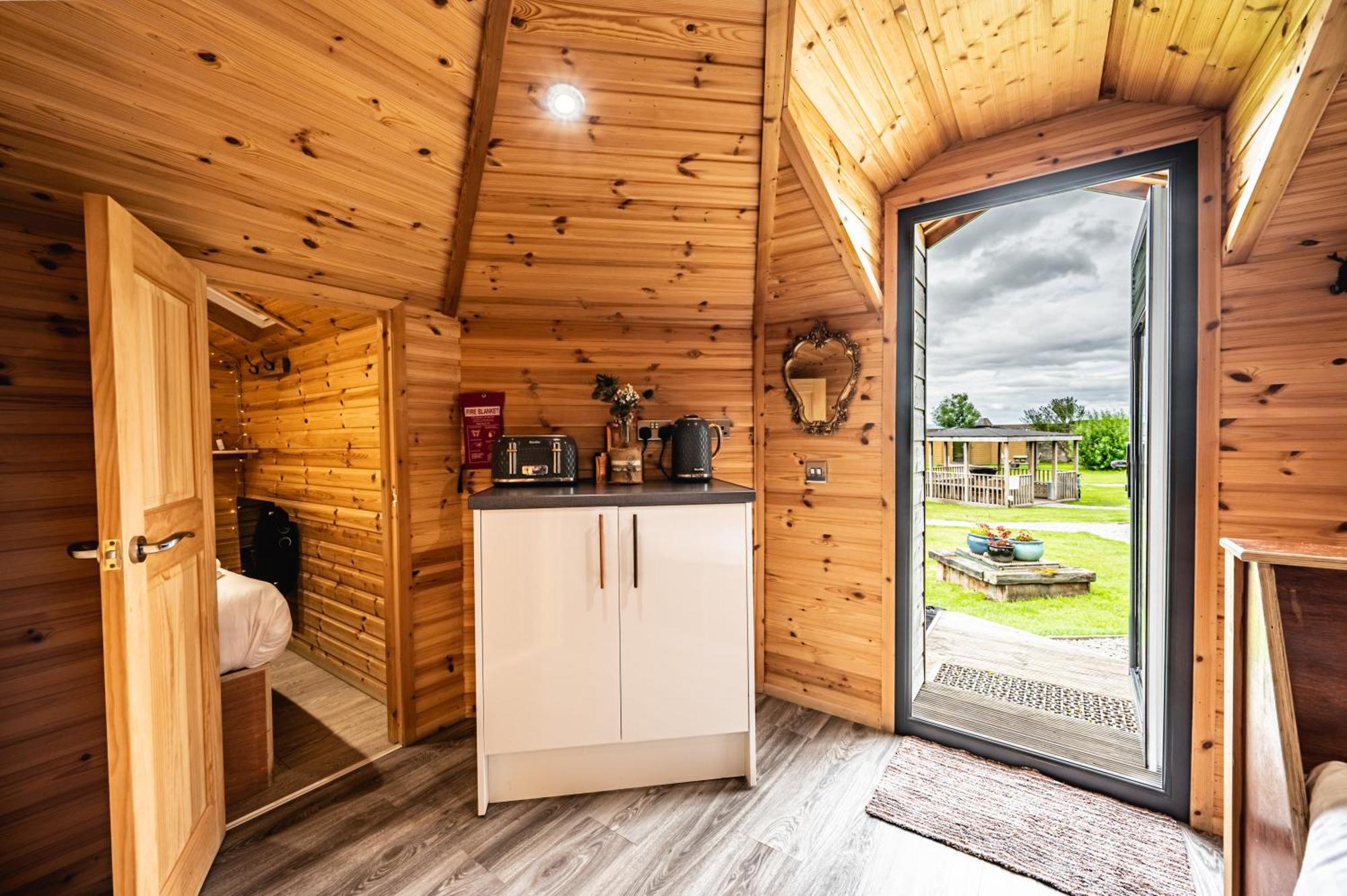 Hotel Delny Glamping And Farm Animals à Invergordon Extérieur photo