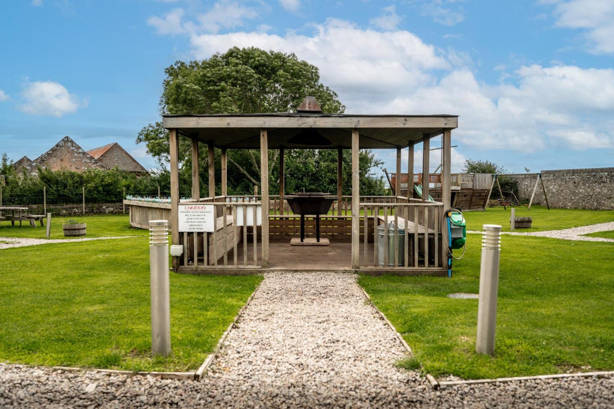 Hotel Delny Glamping And Farm Animals à Invergordon Extérieur photo